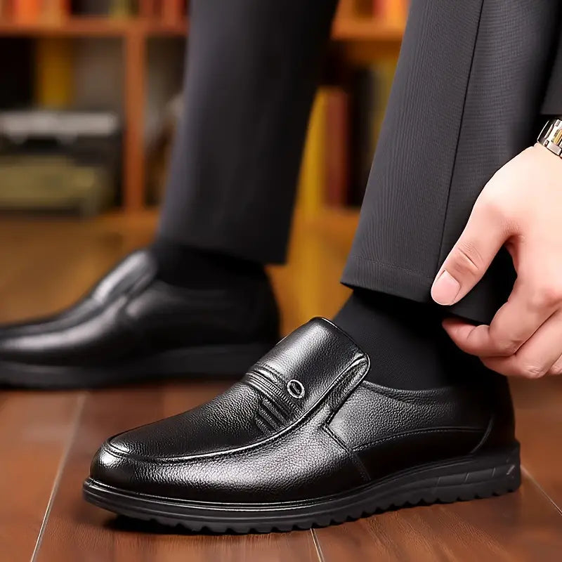 Seitliche Ansicht bequemer Herren Business-Loafer, vielseitig für Büro und Freizeit, erhältlich in Schwarz.