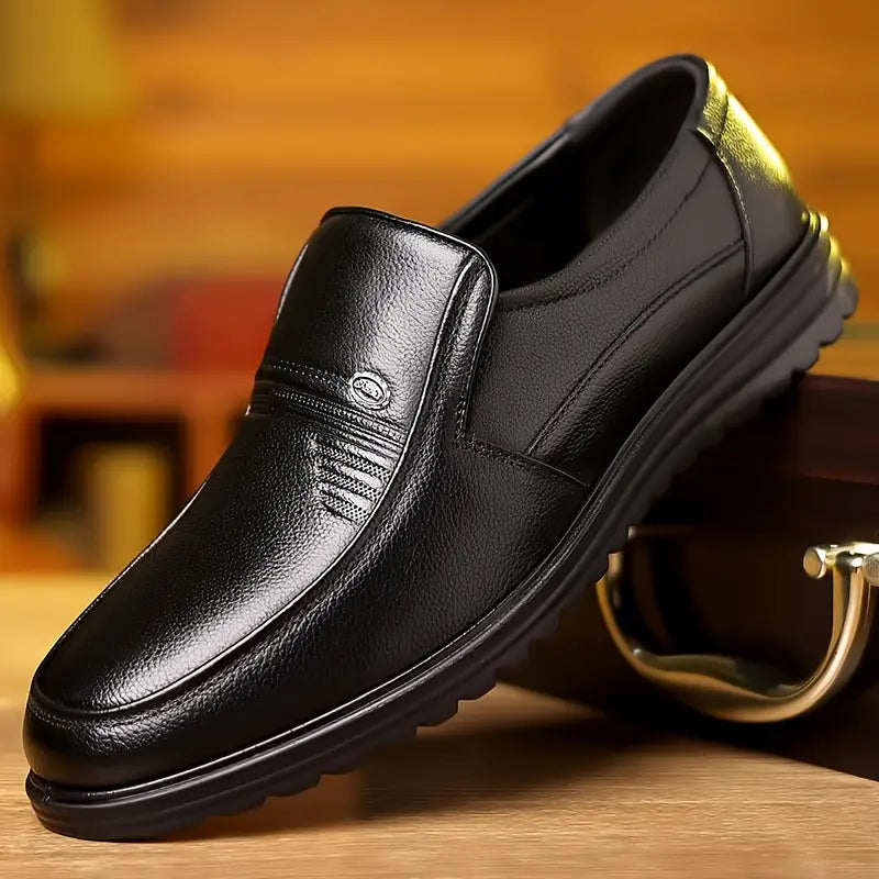Komfortable Herren Loafer Slipper in klassischem Design, Schwarz, perfekt für lange Tage mit Stil.