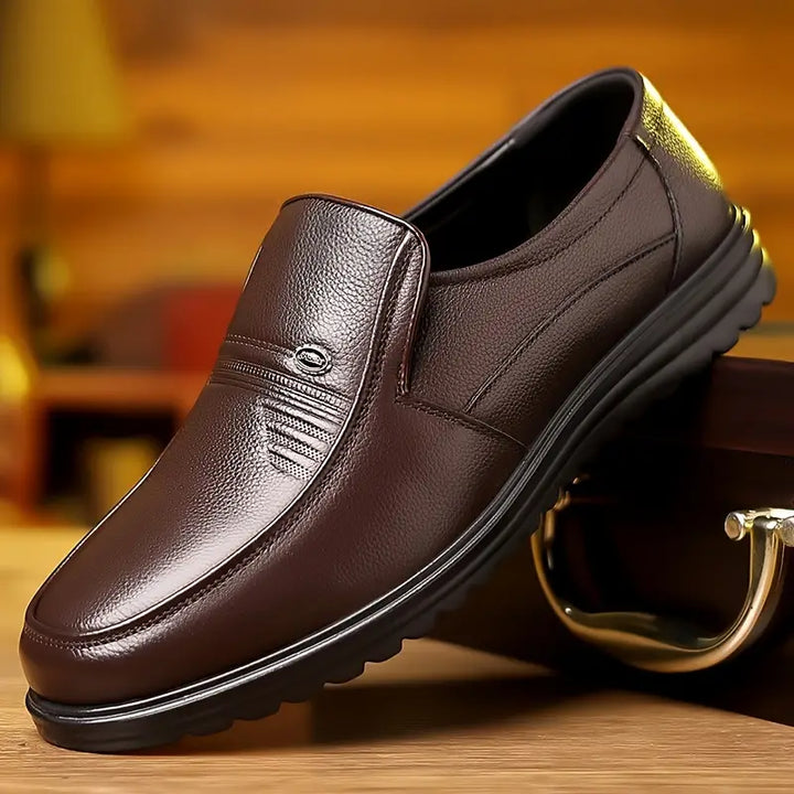 Stylische und bequeme Loafer Slipper für Herren in Schwarz, ideal für elegante Anlässe und den Alltag.