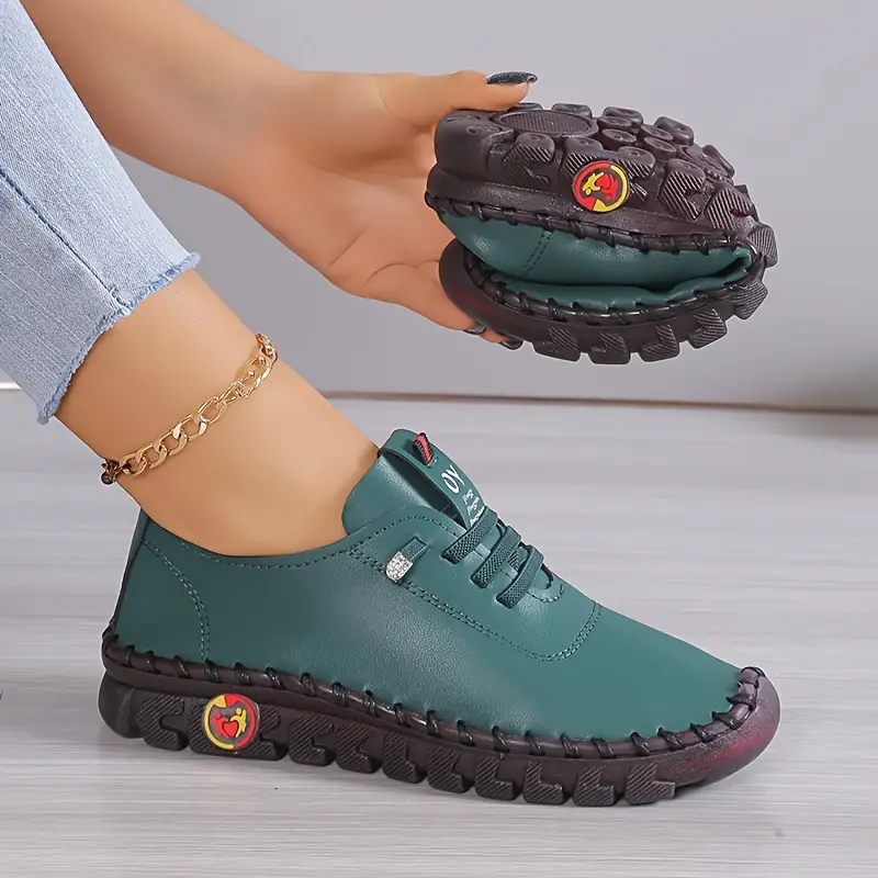 Frau trägt bequeme Damen Freizeitschuhe im Alltag. Stilvolle Sneaker für Frühling & Sommer.