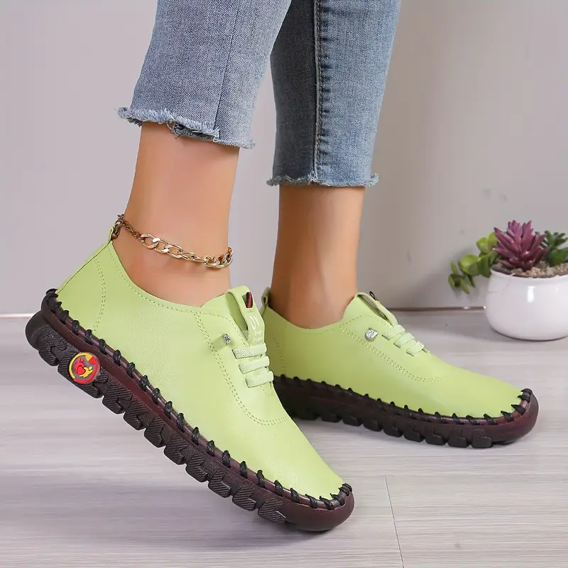 Paar farbenfrohe Damen Freizeitschuhe. Stilvolle & bequeme Sneaker für jede Damenmode.