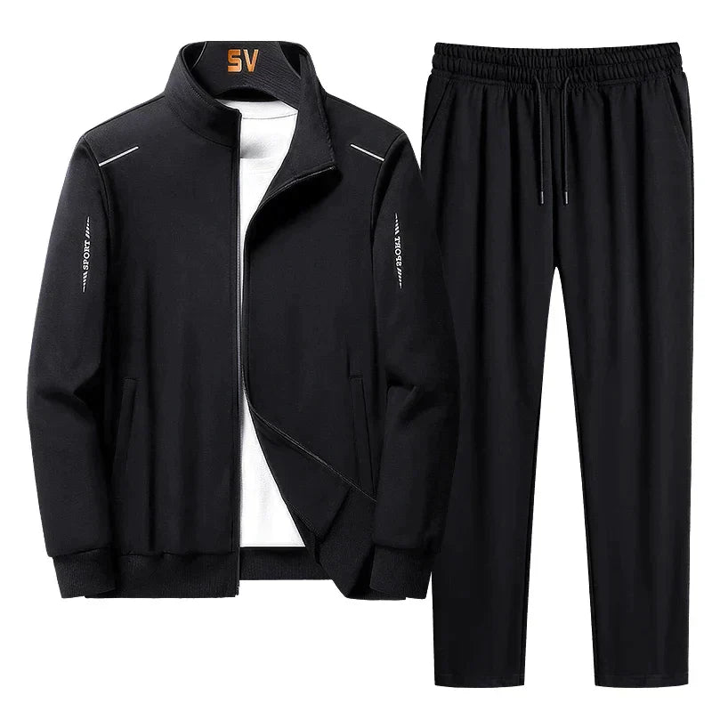 Stilvoller Herren Jogginganzug in modernen Erdtönen, vielseitig kombinierbar für jedes Herren Outfit.
