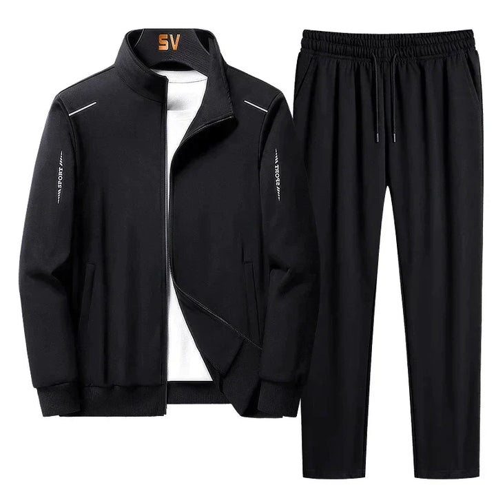 Stilvoller Herren Jogginganzug in modernen Erdtönen, vielseitig kombinierbar für jedes Herren Outfit.