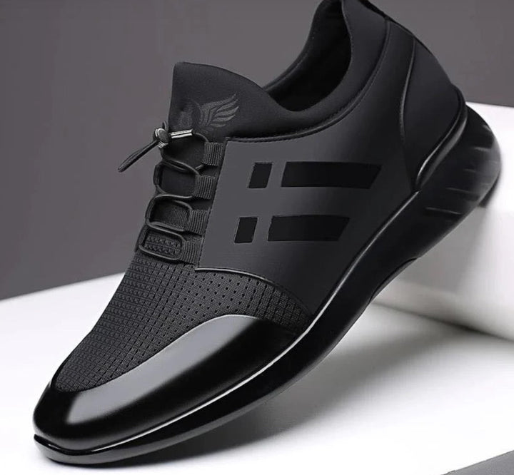 Bequemer schwarzer orthopädischer Herrenschuh für Alltag & Freizeit; exzellente Dämpfung und Stabilität.