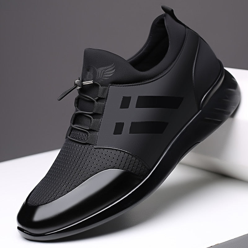 Frontansicht: Bequemer schwarzer orthopädischer Herrenschuh mit Schnürung, ideal für den Alltag.