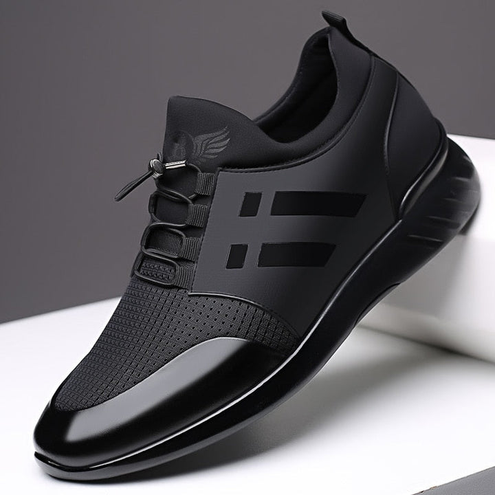 Frontansicht: Bequemer schwarzer orthopädischer Herrenschuh mit Schnürung, ideal für den Alltag.