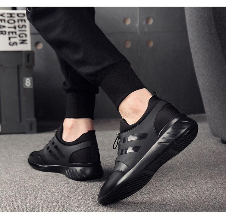 Schwarzer orthopädischer Herren-Sportschuh, bietet Premium-Komfort, Dämpfung & Stabilität für Aktive.