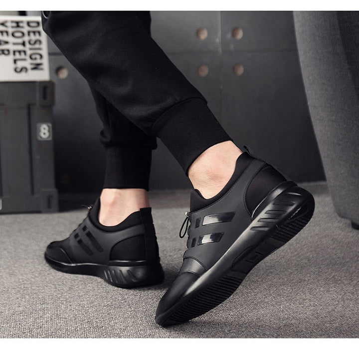 Schwarzer orthopädischer Herren-Sportschuh, bietet Premium-Komfort, Dämpfung & Stabilität für Aktive.