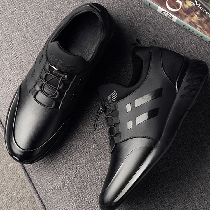 Seitenansicht: Schwarzer orthopädischer Herren-Sneaker mit robuster Sohle für Dämpfung und Stabilität.