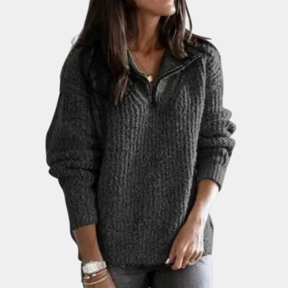 Modell trägt lässigen Sofia Damenpullover mit Halbreißverschluss. Bequemes Langarm-Oberteil für casual Damenmode.