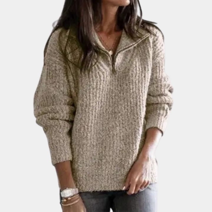 Rückenansicht des bequemen Sofia Damenpullovers. Warmer Winterpullover mit Halbreißverschluss, ideal für kalte Tage.