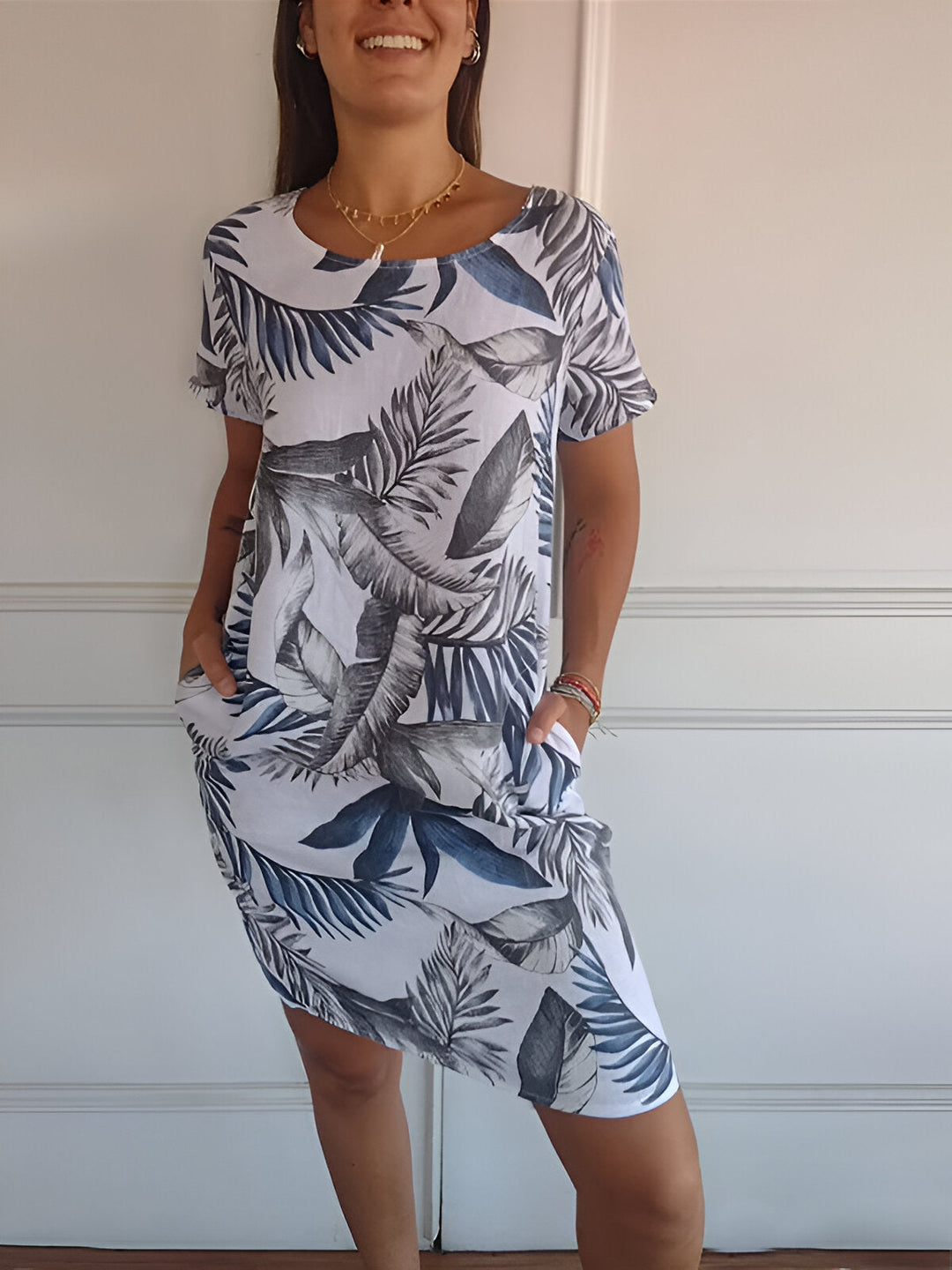Farbenfrohes, fließendes floriluxe Damen Midikleid, bequem und elegant für jeden Anlass.