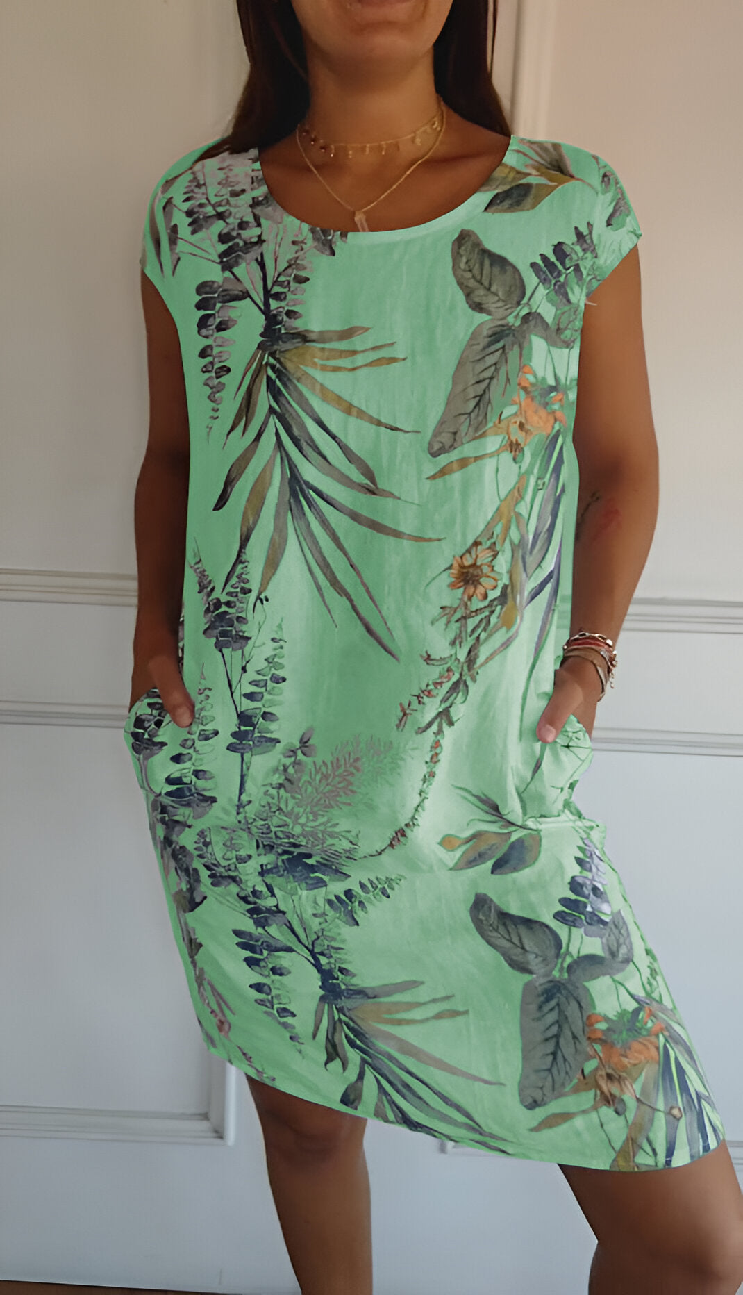 Elegantes Damen Midikleid, das sich vielseitig stylen lässt, mit bequemem Rundhalsausschnitt.