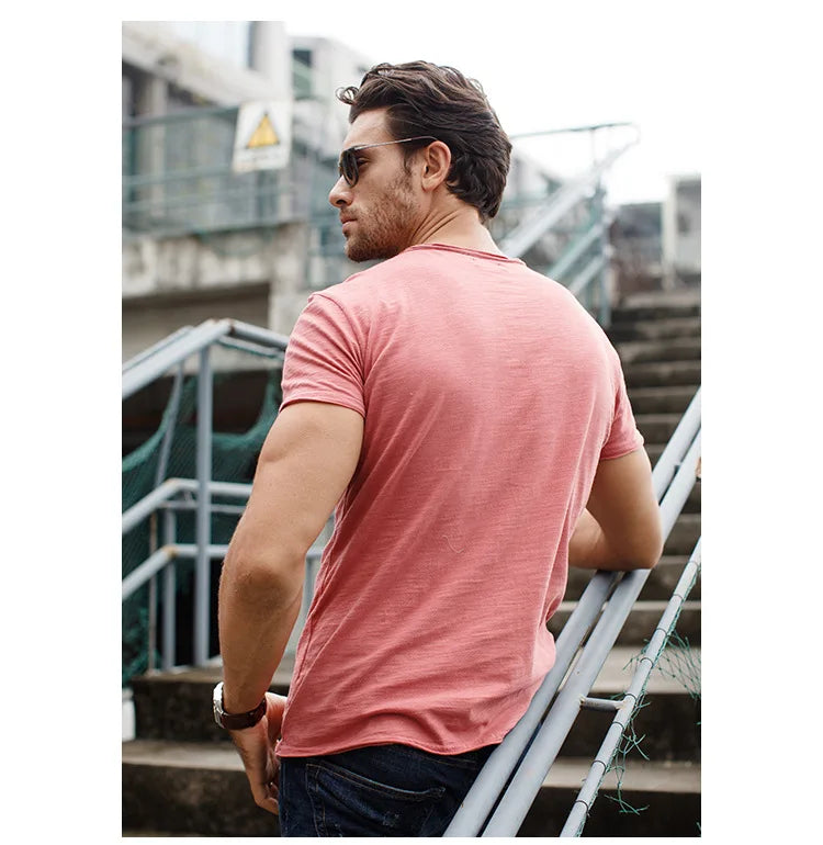Stilvolles Basic T-Shirt für Männer, perfekt für lässige Alltagsmode.