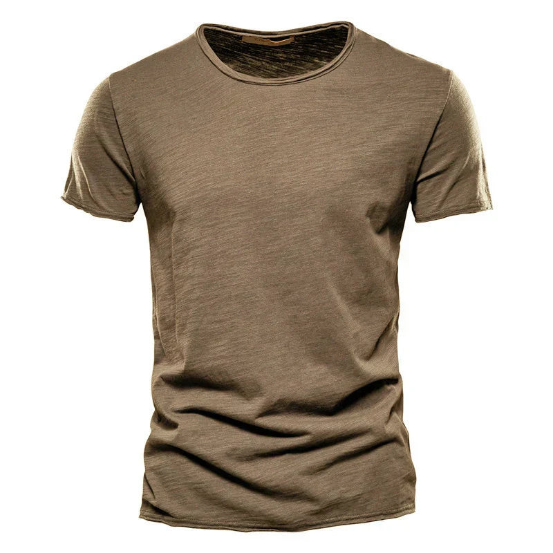 Atmungsaktives Herren Kurzarm-T-Shirt, ideal für warme Tage.
