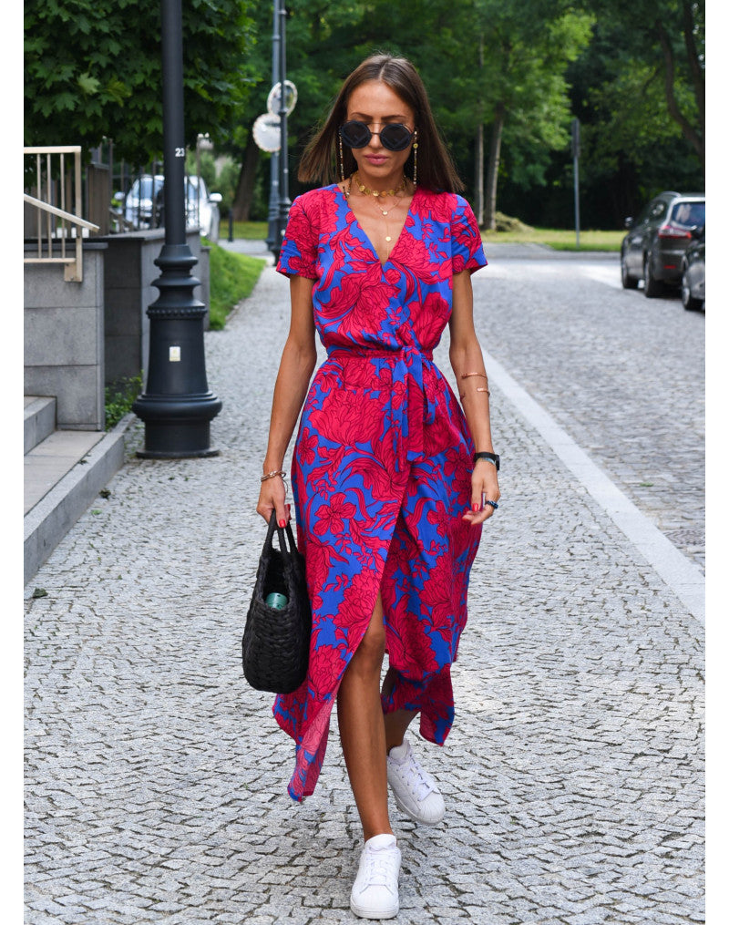 Elegantes Damen-Bürokleid, figurfreundlich & stilvoll. Vielseitige Alltagsmode für Business-Frauen.