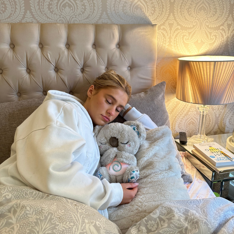 Niedliches Koala Kuscheltier Schlafhilfe mit sanftem Nachtlicht & Atemfunktion für entspannte Babys & Kinder.
