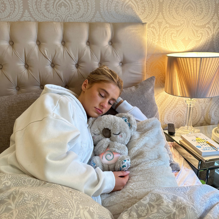 Niedliches Koala Kuscheltier Schlafhilfe mit sanftem Nachtlicht & Atemfunktion für entspannte Babys & Kinder.