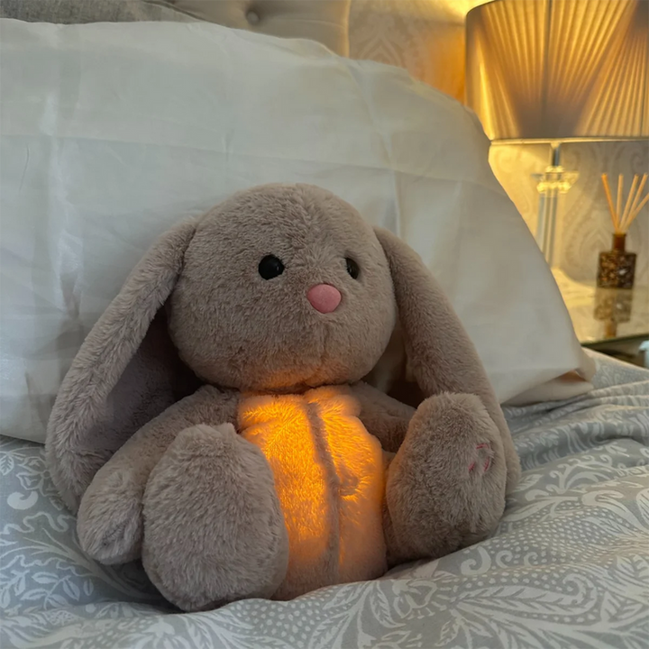 Weiches Kaninchen Plüschtier, beruhigende Schlafhilfe mit Atemfunktion & Nachtlicht für ruhige Nächte.