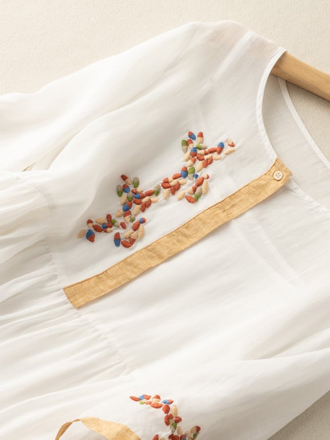 Detailansicht des bestickten Ethno-Kleides Thalea, luftig und elegant für den Sommer.