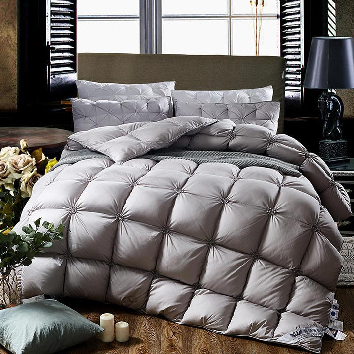 Gemütliche Winterdecke mit Gänsedaunenfüllung für kuschelige Nächte. Perfekt für das Schlafzimmer.
