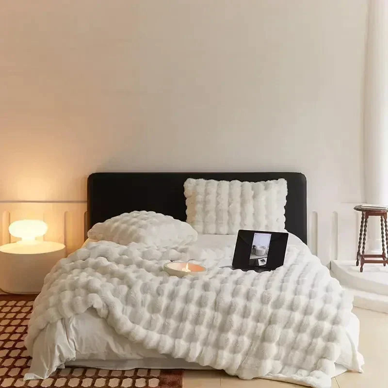 Decke aus flauschigem Kunstfell, ideal als tragbare Winterdecke oder gemütliches Wohnaccessoire.