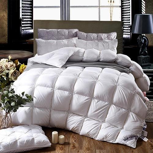 Warme Gänsedaunen-Bettdecke für luxuriösen Winterschlafkomfort. Premium-Baumwolle, durchgesteppt.