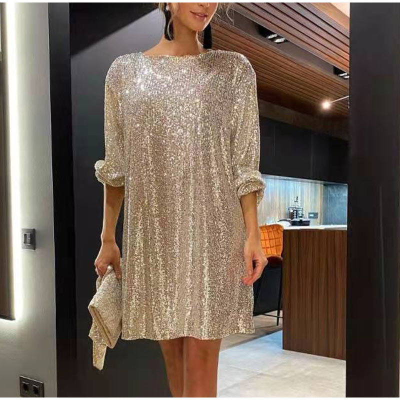 Elegantes goldenes Glitzerkleid für Damen, stilvolles Partykleid für festliche Winter-Anlässe.