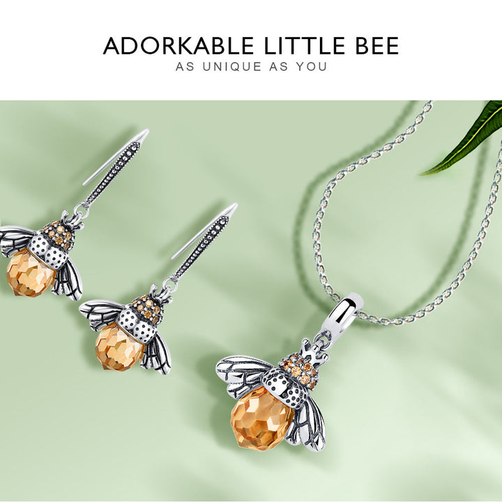 Silberkette für Damen: filigraner Bienen-Anhänger aus Sterlingsilber. Eleganter Tierschmuck und modisches Accessoire.