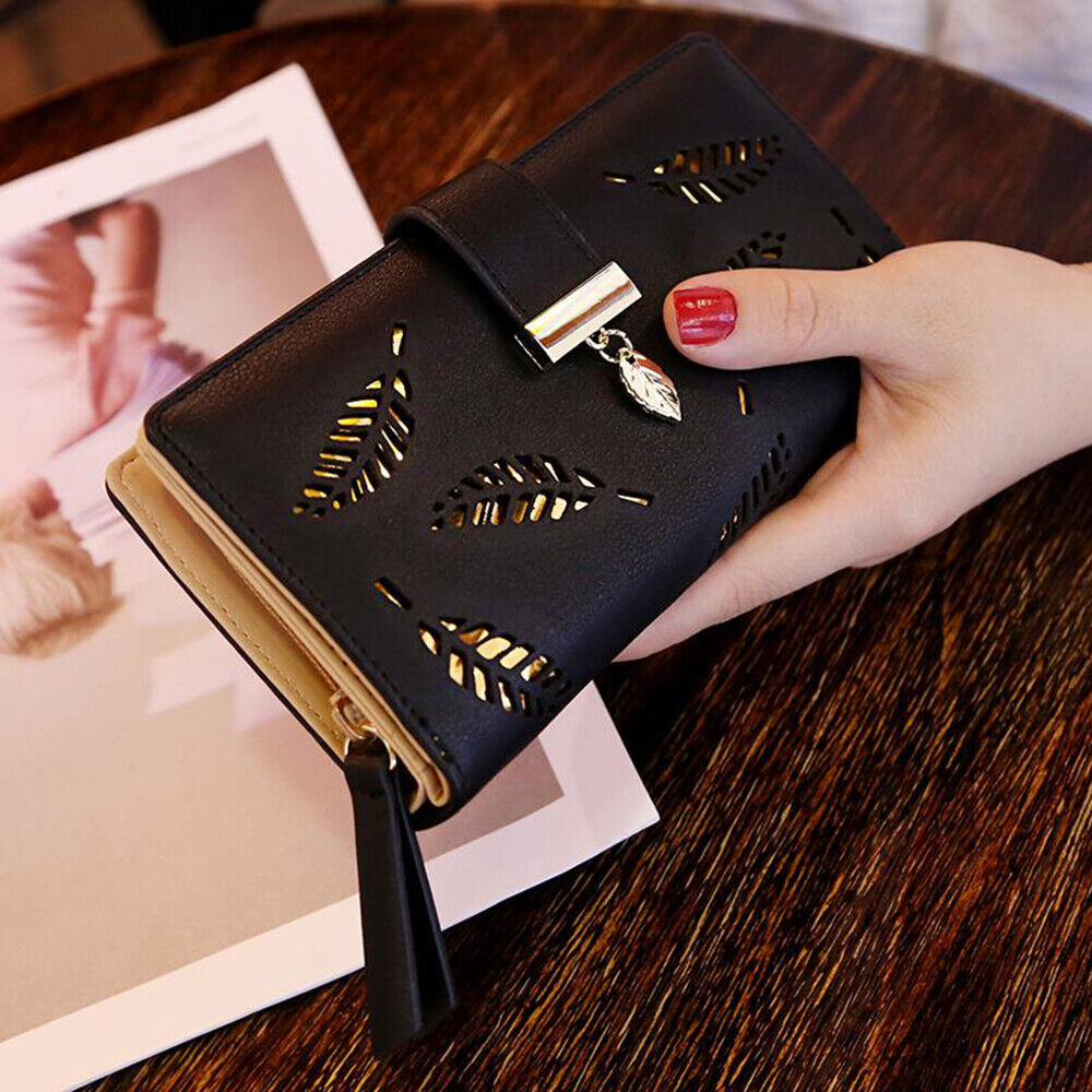 Modisches Damen Portemonnaie, elegantes Goldblatt-Muster, ideal als stilvolles Accessoire.