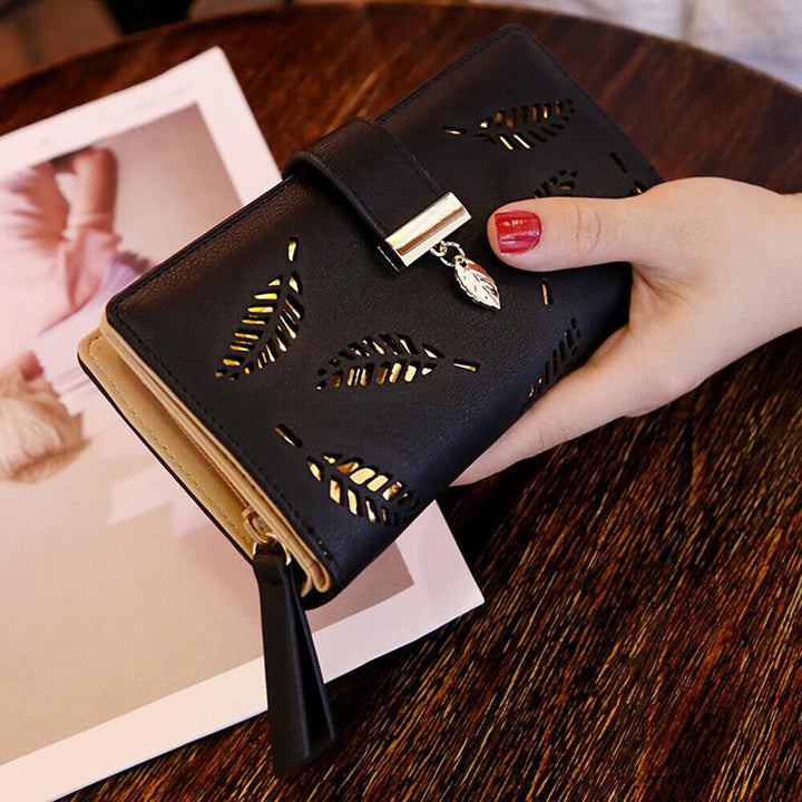 Modisches Damen Portemonnaie, elegantes Goldblatt-Muster, ideal als stilvolles Accessoire.