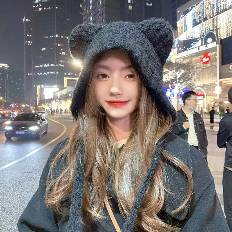 Kuschelige Damen Teddy Beanie in Beige, perfekt für einen warmen Winter-Look.