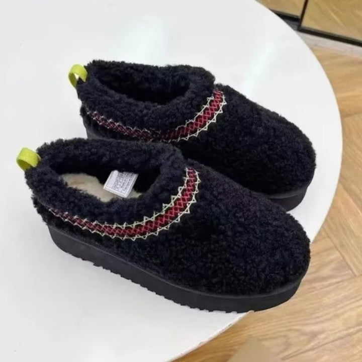 Warme Damenhausschuhe in stilvollem Design, ideal für gemütliche Stunden daheim. Weich gefüttert.