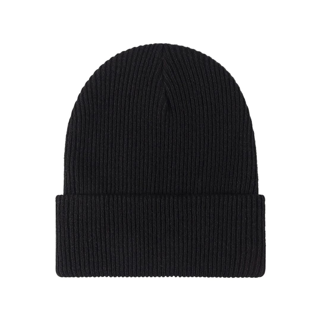 Seitliche Ansicht einer Person mit einer modischen, vielseitigen Unisex Beanie Strickmütze. Kuschelig und warm.