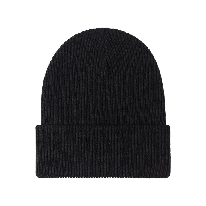 Seitliche Ansicht einer Person mit einer modischen, vielseitigen Unisex Beanie Strickmütze. Kuschelig und warm.