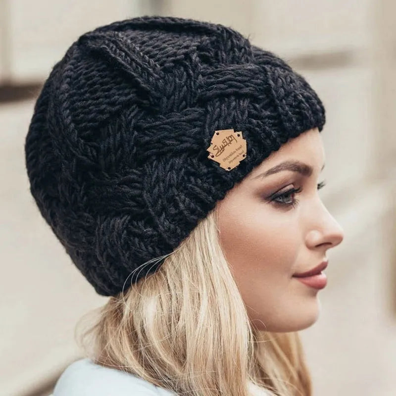 Elegante Damen Strickmütze, warme Beanie, perfekt für einen stilvollen Auftritt im Winter.