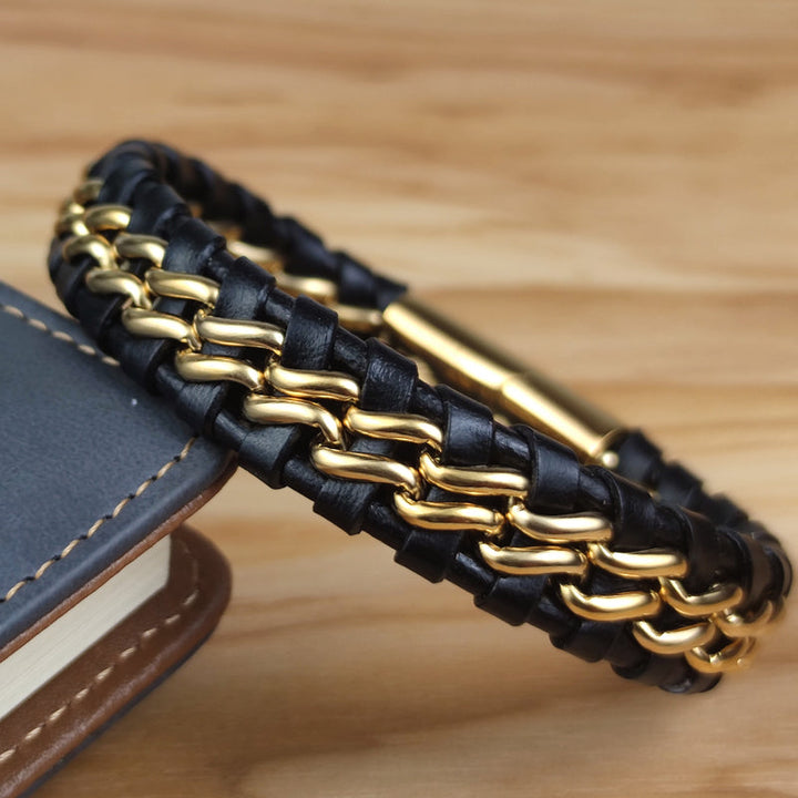Hochwertiges Herren-Lederarmband mit robuster Edelstahl-Gliederkette. Männerschmuck für jeden Anlass.