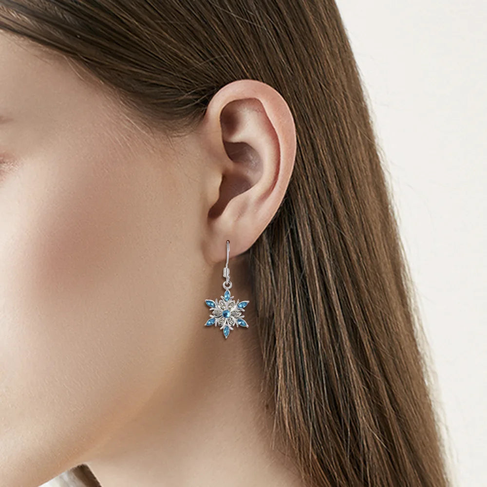 Blau-silberne Schneeflocken-Ohrringe für Damen. Eleganter Strass-Schmuck für Winter-Looks & Geschenke.