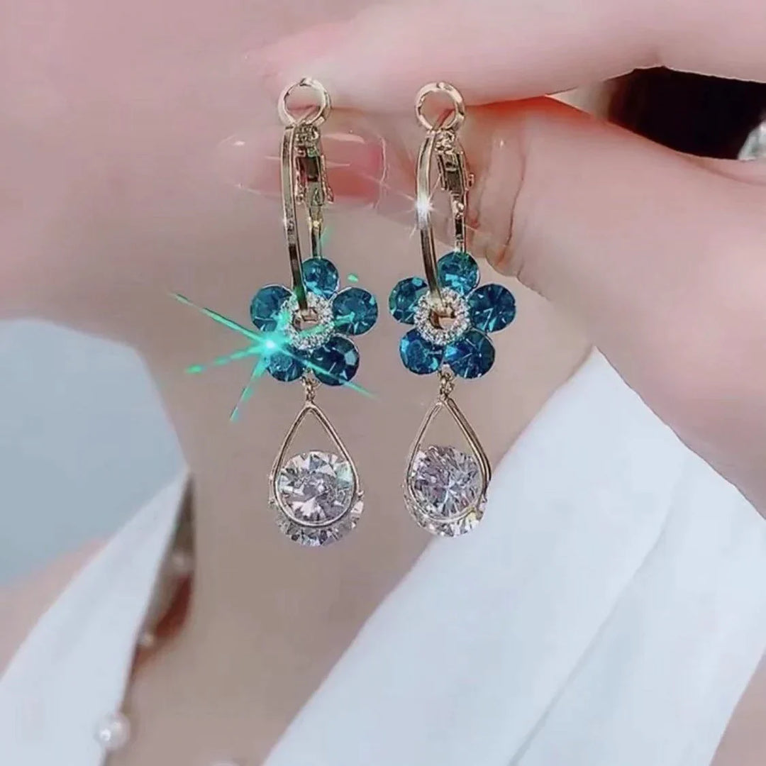 Exklusive Damen Blumenohrringe mit Kristallen. Eleganter Ohrschmuck als perfektes Geschenk oder Accessoire.
