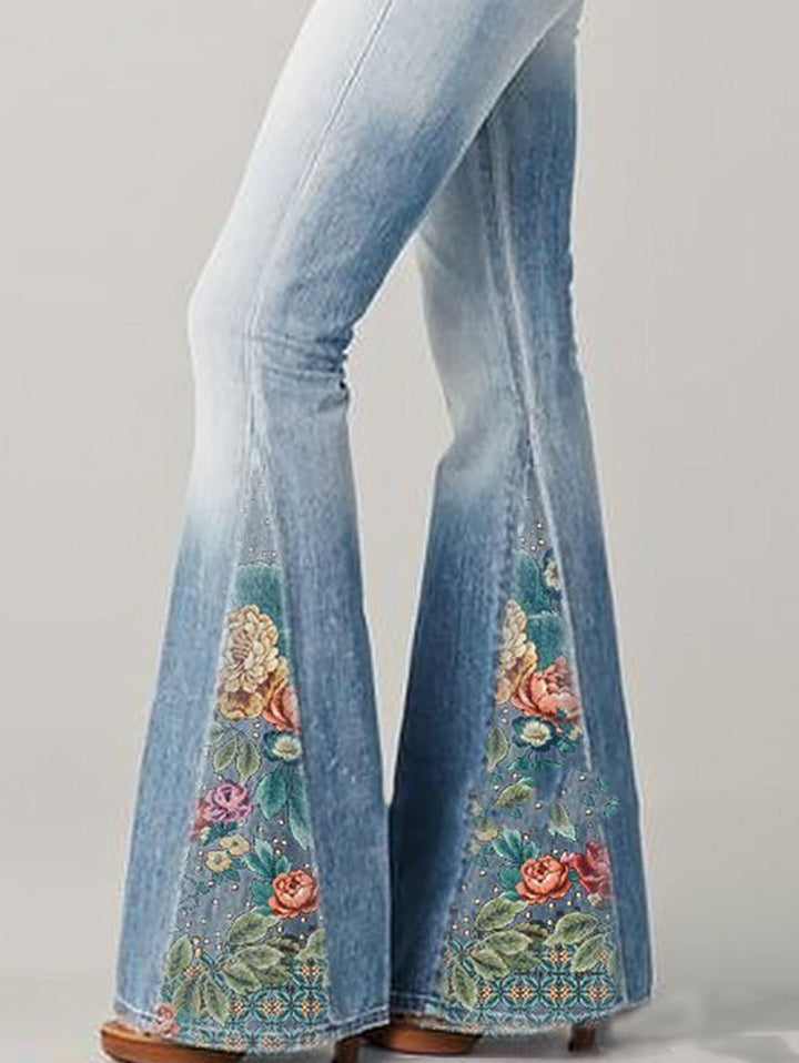 Frontansicht der Damen Flared Jeans mit auffälligem Blumenmuster. Bequeme Damenhose für stilvolle Looks.