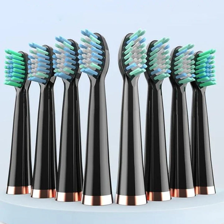 Erwachsener putzt Zähne mit blauer elektrischer Schallzahnbürste, Routine für optimale Mundhygiene.