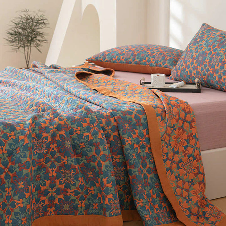 Modernes blaues Baumwoll-Quilt, gemustert, für stilvolles Schlafzimmer. Weich und atmungsaktiv.