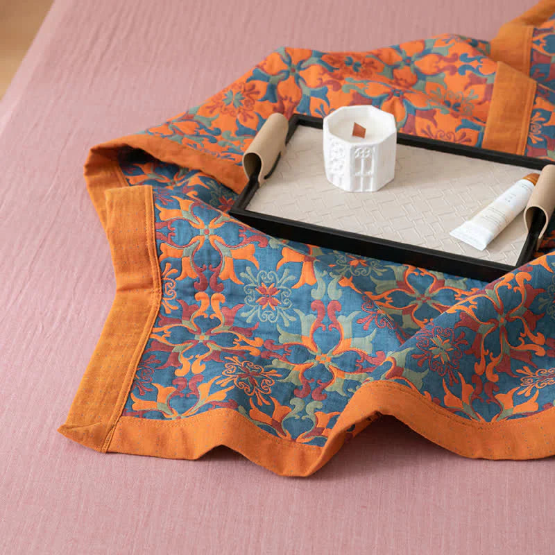 Blaue gemusterte Quilt-Bettdecke aus Baumwolle für entspanntes Schlafzimmerambiente.