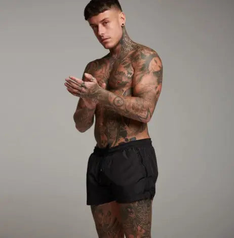 Blaue Herren Badeshorts für streifenfreies Sonnenbaden am Strand. Bequeme Schwimmshorts, ideal für den Sommerurlaub.