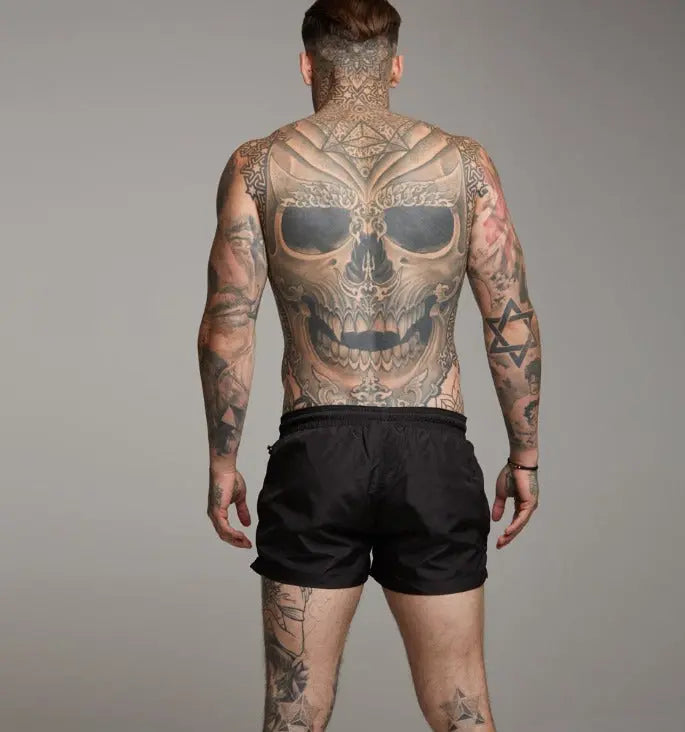 Moderne Herren Badeshorts in Schwarz, schnelltrocknend und mit UV-Schutz. Perfekt für Strand & Pool im Sommer.