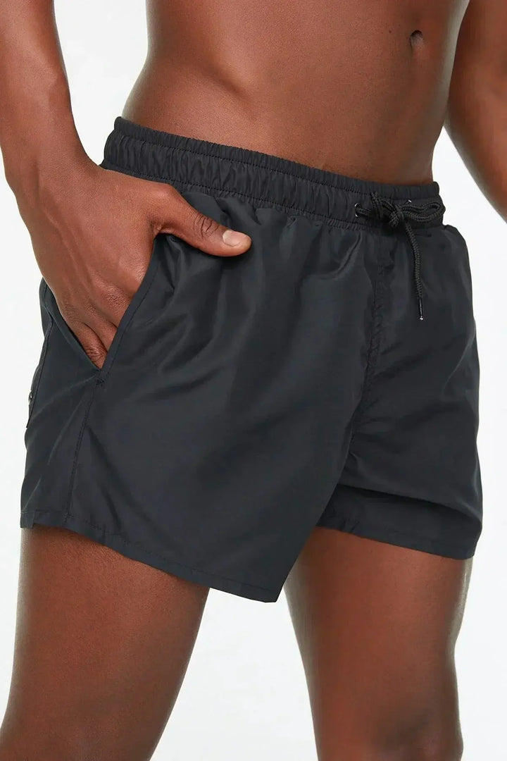 Stylische Herren Badeshorts in Grau für maximale Bewegungsfreiheit. Ideal als Schwimmshorts oder Freizeitshorts im Sommer.