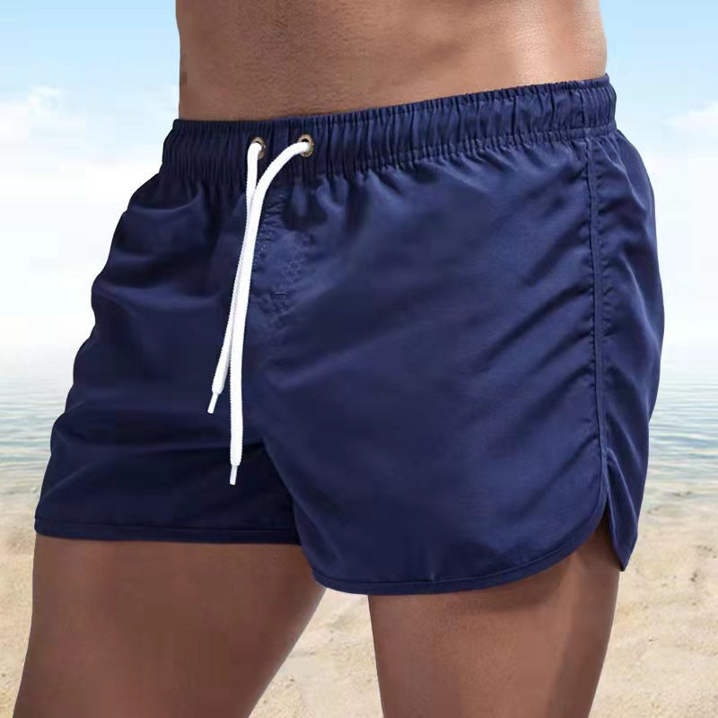 Nahaufnahme: Textur der schnelltrocknenden Herren Badeshorts in Dunkelblau, mit Kordelzug.