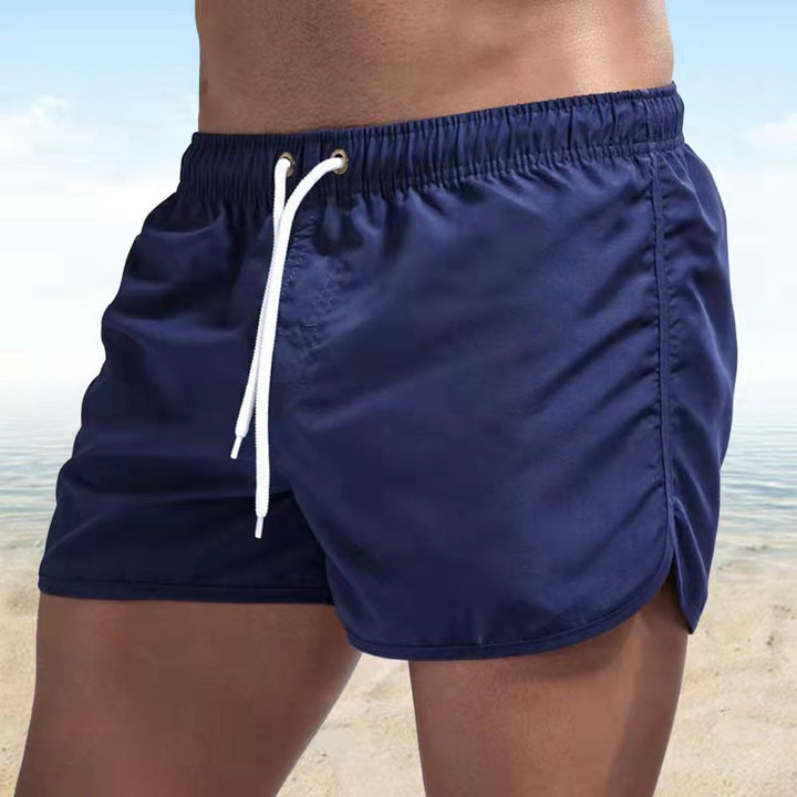 Nahaufnahme: Textur der schnelltrocknenden Herren Badeshorts in Dunkelblau, mit Kordelzug.