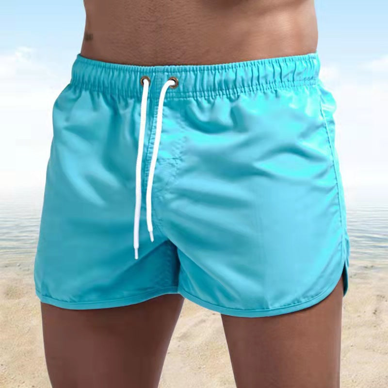 Herren Badehose in kräftigem Rot, bequem & atmungsaktiv, ideal für entspannte Sommermomente am Meer.