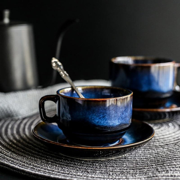 Stilvolle blaue Kaffeetasse aus Keramik. Einzigartiger Katzenaugen-Effekt, ideal für jeden Anlass.